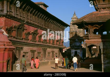 La parte sud-orientale del complesso del Palazzo reale di Bhaktapur è ripresa dal Palazzo di Cinquantacinque finestre, che era la residenza reale dei re di Bhaktapur. L'edificio a tre piani vanta alcune porte e finestre magistralmente scolpite ai suoi piani inferiori, e al terzo piano ci sono 55 finestre porticate. Nella sua forma originale, il piano superiore si proiettava fuori dall'edificio, ma dopo il terremoto del 1934 fu ricostruito nello stile attuale. All'interno del composto si trova un condotto d'acqua dorato, disposto nel 1688, che portò in acqua da una sorgente distante 11 chilometri. L'acqua era usata Foto Stock