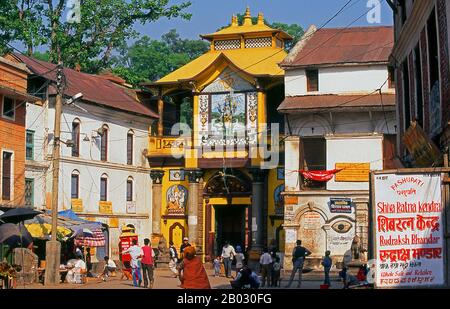 Il luogo indù più venerato in Nepal è l'esteso complesso del Tempio di Pashupatinath, cinque chilometri ad est del centro di Kathmandu. Il fuoco di devozione qui è un grande Shivalingam d'argento con quattro facce di Shiva scolpite sui suoi lati, rendendola 'Chaturmukhi-Linga ', o Shivalingam a quattro facce. Pashupati è uno dei 1.008 nomi di Shiva, la sua manifestazione come 'Signore di tutte Le Bestie' (pashu significa 'bestie', pati significa 'signore'); è considerato la divinità guardiana del Nepal. L'edificio principale del tempio intorno allo Shivalingam fu costruito sotto il re Birpalendra Malla nel 1696, tuttavia si dice che il tempio abbia alrea Foto Stock