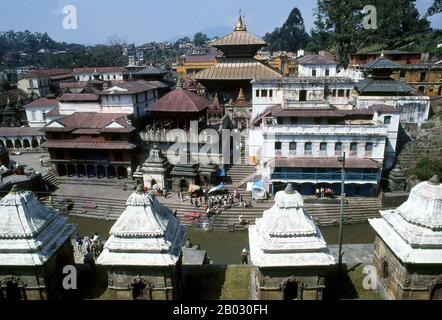 Il luogo indù più venerato in Nepal è l'esteso complesso del Tempio di Pashupatinath, cinque chilometri ad est del centro di Kathmandu. Il fuoco di devozione qui è un grande Shivalingam d'argento con quattro facce di Shiva scolpite sui suoi lati, rendendola 'Chaturmukhi-Linga ', o Shivalingam a quattro facce. Pashupati è uno dei 1.008 nomi di Shiva, la sua manifestazione come 'Signore di tutte Le Bestie' (pashu significa 'bestie', pati significa 'signore'); è considerato la divinità guardiana del Nepal. L'edificio principale del tempio intorno allo Shivalingam fu costruito sotto il re Birpalendra Malla nel 1696, tuttavia si dice che il tempio abbia alrea Foto Stock