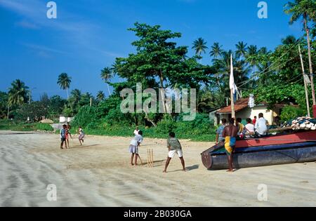 Cricket è lo sport più popolare in Sri Lanka. Lo Sri Lanka è una delle dieci nazioni che partecipano al cricket di prova e una delle cinque nazioni che ha vinto una coppa del mondo di cricket. Cricket è giocato a livello professionale, semi-professionale e ricreativo nel paese e le partite internazionali di cricket sono seguiti con interesse da una grande parte della popolazione. Cricket è stato portato per la prima volta sull'isola dagli inglesi e si ritiene che vi sia stato giocato per la prima volta intorno al 1800. Foto Stock