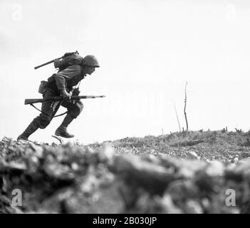 La battaglia di Okinawa, nome in codice Operazione Iceberg, fu una serie di battaglie combattute nelle isole Ryukyu, centrate sull'isola di Okinawa, e includeva il più grande assalto anfibio nella guerra del Pacifico. La battaglia lunga 82 giorni durò dal 1 aprile al 22 giugno 1945. La battaglia di Okinawa è stata notevole per la ferocia dei combattimenti, l'intensità degli attacchi kamikaze da parte dei difensori giapponesi, e il gran numero di navi alleate e veicoli armati che assalivano l'isola. La battaglia fu una delle più sanguinose del Pacifico. Foto Stock