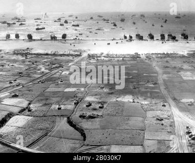 La battaglia di Okinawa, nome in codice Operazione Iceberg, fu una serie di battaglie combattute nelle isole Ryukyu, centrate sull'isola di Okinawa, e includeva il più grande assalto anfibio nella guerra del Pacifico. La battaglia lunga 82 giorni durò dal 1 aprile al 22 giugno 1945. La battaglia di Okinawa è stata notevole per la ferocia dei combattimenti, l'intensità degli attacchi kamikaze da parte dei difensori giapponesi, e il gran numero di navi alleate e veicoli armati che assalivano l'isola. La battaglia fu una delle più sanguinose del Pacifico. Foto Stock
