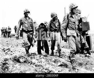 La battaglia di Okinawa, nome in codice Operazione Iceberg, fu una serie di battaglie combattute nelle isole Ryukyu, centrate sull'isola di Okinawa, e includeva il più grande assalto anfibio nella guerra del Pacifico. La battaglia lunga 82 giorni durò dal 1 aprile al 22 giugno 1945. La battaglia di Okinawa è stata notevole per la ferocia dei combattimenti, l'intensità degli attacchi kamikaze da parte dei difensori giapponesi, e il gran numero di navi alleate e veicoli armati che assalivano l'isola. La battaglia fu una delle più sanguinose del Pacifico. Foto Stock