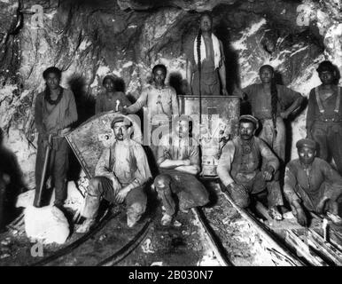 La popolazione cinese ha iniziato ad arrivare in gran numero in Sud Africa nella 1870s fino ai primi 20th secolo inizialmente nella speranza di fare la loro fortuna nelle miniere di diamanti e oro a Kimberley e Witwatersrand rispettivamente. La maggior parte erano immigrati indipendenti provenienti per la maggior parte dalla provincia di Guangdong allora conosciuta come Canton. A causa della sensibilità anti-cinese e della discriminazione razziale al momento in cui sono stati impediti di ottenere i contratti di estrazione e così sono diventati imprenditori e proprietari di piccole imprese invece. Tra il 1904 e il 1910, oltre 63.000 minatori contraggono la Cina per lavorare la m. Foto Stock