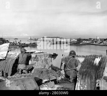 La battaglia di Manila dal 3 febbraio al 3 marzo 1945, combattuta dalle forze americane, filippine e giapponesi, faceva parte della campagna delle Filippine del 1945. La battaglia di un mese, che culminò in un terribile bagno di sangue e nella devastazione totale della città, fu la scena dei peggiori combattimenti urbani nel teatro del Pacifico, e terminò quasi tre anni di occupazione militare giapponese nelle Filippine (1942-1945). La cattura della città è stata contrassegnata come la chiave della vittoria del generale Douglas MacArthur nella campagna di riconquista. Foto Stock