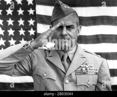 James Harold 'Jimmy' Doolittle (14 dicembre 1896 – 27 settembre 1993) è stato un pioniere dell'aviazione americana. Doolittle è stato nominato ufficiale delle Forze aeree dell'esercito degli Stati Uniti durante La Seconda guerra mondiale e ha ricevuto la Medaglia D'Onore per il suo valore e la sua leadership come comandante Del Raid Doolittle contro il Giappone. Il Raid Doolittle, noto anche come Raid di Tokyo, il 18 aprile 1942, fu un raid aereo degli Stati Uniti sulla capitale giapponese Tokyo e altri luoghi sull'isola di Honshu durante la seconda guerra mondiale, il primo raid aereo che colpì le isole della casa giapponese. Ha dimostrato che Japa Foto Stock