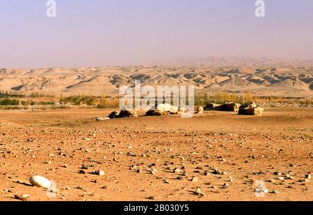 L'ex centro buddista di Melikawat (Malikewate Gucheng) è a soli 28km a sud di Khotan. Una volta era un importante centro buddista nel regno di Khotan. Il regno buddista di Khotan ripercorre la sua storia almeno fino al 3rd secolo a.C., quando si dice che il figlio maggiore dell'imperatore indiano Asoka si sia insediato lì. Era da tempo di grande importanza sulla Via della Seta, e si sostiene che sia stato il primo posto al di fuori della Cina ad aver coltivato la seta. Si trova a cavallo dei fiumi Karakash o ‘Black Jade’ e Yurungkash o ‘White Jade’, che qui si uniscono per formare il Khotan Darya, e. Foto Stock