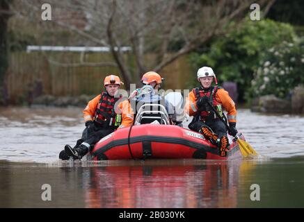 I soccorritori usano una barca per navigare nelle acque del villaggio di Whitchurch in Herefordshire, dopo che il fiume Wye ha fatto scoppiare le sue banche dopo la tempesta Dennis. Foto Stock