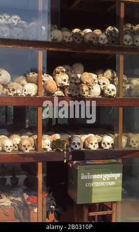 Circa 12 km (7½ miglia) a sud di Phnom Penh si trovano i famigerati campi Di Uccisione di Choeung Ek. Qui le vittime dei Khmer rossi, tra cui molti di Tuol Sleng, sono state prese per l'esecuzione e la sepoltura in tombe di massa. Molti di questi sono stati ora esumati, e un mausoleo a forma di stupa è stato eretto alla loro memoria. Foto Stock
