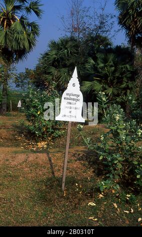 Circa 12 km (7½ miglia) a sud di Phnom Penh si trovano i famigerati campi Di Uccisione di Choeung Ek. Qui le vittime dei Khmer rossi, tra cui molti di Tuol Sleng, sono state prese per l'esecuzione e la sepoltura in tombe di massa. Molti di questi sono stati ora esumati, e un mausoleo a forma di stupa è stato eretto alla loro memoria. Foto Stock