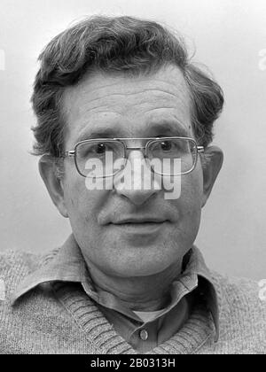 Avram Noam Chomsky (sopportato il 7 dicembre 1928) è un linguista, un filosofo americano, uno scienziato cognitivo, un logician, un commentatore politico, un attivista sociale di giustizia e un anarcho-syndicalist. Talvolta descritto come il 'padre della linguistica moderna', Chomsky è anche una figura importante nella filosofia analitica. Chomsky ha trascorso la maggior parte della sua carriera al Massachusetts Institute of Technology (MIT), dove è attualmente professore emerito, e ha scritto oltre 100 libri. Foto Stock
