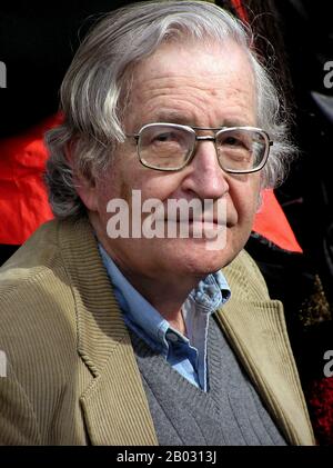 Avram Noam Chomsky (sopportato il 7 dicembre 1928) è un linguista, un filosofo americano, uno scienziato cognitivo, un logician, un commentatore politico, un attivista sociale di giustizia e un anarcho-syndicalist. Talvolta descritto come il 'padre della linguistica moderna', Chomsky è anche una figura importante nella filosofia analitica. Chomsky ha trascorso la maggior parte della sua carriera al Massachusetts Institute of Technology (MIT), dove è attualmente professore emerito, e ha scritto oltre 100 libri. Foto Stock