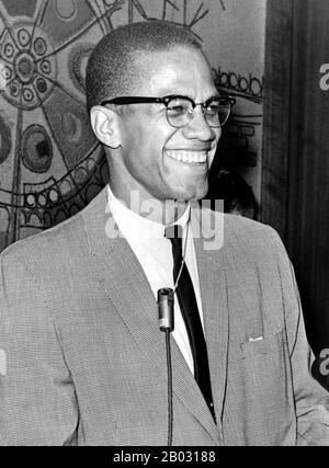 Malcolm X (Malcolm X, 19 maggio 1925 – 21 febbraio 1965) è stato un . Ai suoi ammiratori fu un coraggioso sostenitore dei diritti dei neri, un uomo che incriminò l'America bianca nei termini più aspri per i crimini contro i neri americani; i detrattori lo accusarono di predicare il razzismo e la violenza. È stato chiamato uno dei più grandi e influenti afroamericani nella storia. Foto Stock