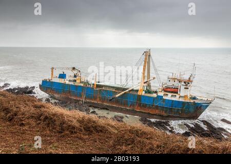 Ballycotton, Cork, Irlanda. 18th febbraio 2020. Relitto della nave fantasma MV alta, che è stato guidato in aground durante la tempesta Dennis vicino Ballycotton, Co. Cork, Irlanda. Il freighter da 77 metri ha fatto la prima notizia nell'ottobre 2018, quando la Guardia Costiera americana ha salvato il suo equipaggio a bordo della nave per disabili a 1.380 miglia a sud-est delle Bermuda. Da allora è stata abbandonata e abbandonata per un anno e mezzo ed è stata l'ultima volta individuata al largo della costa occidentale dell'Africa nel settembre 2019. - Credito; David Creedon / Alamy Live News Foto Stock