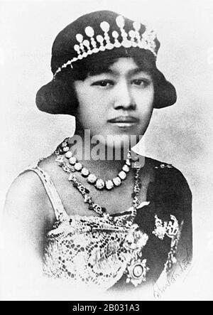 La principessa Indrasakdi Sachi o l'ex regina HM Indrasakdi Sachi (10 giugno 1902 – 30 novembre 1975) nee Prabai Sucharitakul, era una regina della Thailandia. Era figlia di Chao Praya Sudharm Monttri, sorella minore di Pra Sucharit Suda. Il suo nome significa "moglie sachi di Indra". Divenne regina a causa della sua gravidanza, rendendo il re Vajiravudh estremamente felice con la promessa di un attesissimo erede. Non doveva essere, come la regina ha portato male 2 o 3 volte durante la sua cittadinanza. Successivamente fu retrocessa in un rango di Principessa Consort. Foto Stock