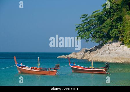 Phuket, a 810sq km Thailandia l'isola più grande, si trova nel Mare delle Andamane appena al largo della costa della provincia di Phang-nga. Unita alla terraferma da un'ampia strada rialzata, si è sviluppata nel resort balneare più lussuoso e squisito della Thailandia. Nei secoli passati Phuket era un importante posto commerciale sulla sponda orientale della Baia del Bengala, che gestiva la navigazione e si occupava di marinai dei Mondi Araba e Malay, India, Birmania (Myanmar), Cina e, naturalmente, Siam. Nel 16th secolo l'isola era conosciuta anche dagli europei, come prima portoghese e olandese, poi inglese e francese navigarono verso la sua fabbrica Foto Stock