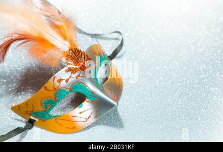 Maschera veneziana su sfondo glitter argento Foto Stock