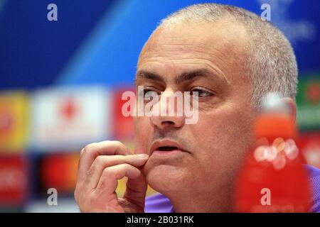 Londra, Regno Unito. 18th Feb 2020. Tottenham Hotspur Manager Jose Mourinho risponde alle domande dei media scritti prima della partita di domani contro RB Leipzig. UEFA Champions League, Tottenham Hotspur FC team training presso il Tottenham Hotspur Training Center di Enfield, Londra martedì 18th febbraio 2020. Il team si sta allenando prima della partita di domani contro l'uso editoriale di RB Leipzig, licenza richiesta per uso commerciale. Nessun utilizzo nelle scommesse, nei giochi o nelle singole pubblicazioni di club/campionato/giocatore . Credito: Andrew Orchard Sport Fotografia/Alamy Live News Foto Stock