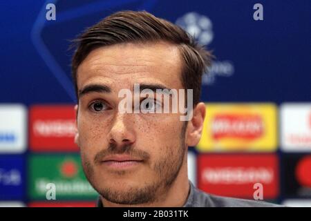 Londra, Regno Unito. 18th Feb 2020. Harry Winks di Tottenham Hotspur risponde alle domande dei media scritti prima della partita di domani contro RB Leipzig. UEFA Champions League, Tottenham Hotspur FC team training presso il Tottenham Hotspur Training Center di Enfield, Londra martedì 18th febbraio 2020. Il team si sta allenando prima della partita di domani contro l'uso editoriale di RB Leipzig, licenza richiesta per uso commerciale. Nessun utilizzo nelle scommesse, nei giochi o nelle singole pubblicazioni di club/campionato/giocatore . Credito: Andrew Orchard Sport Fotografia/Alamy Live News Foto Stock