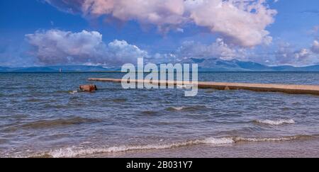 L'isola di Arran in una giornata luminosa e torbida nel pomeriggio guardando sul fiume Clyde con Horse Island anche nella foto del porto di wal Foto Stock