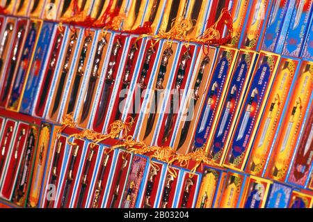 La piccola oasi dominata dagli uiguri di Yengisar (Yingjisha) è conosciuta in tutta la provincia cinese occidentale dello Xinjiang per la produzione di coltelli fatti a mano. La fabbrica di coltelli piccoli (Pichak Chilik Karakhana / Xiaochang) impiega abili artigiani locali che producono coltelli sottili con manici intarsiati. Appena circa ogni uomo di Uighur porta un coltello, sia come segno di manhood che per lo scopo più utilitaristico di tagliare i meloni ed il più stimato (e costoso) viene da Yengisar. Foto Stock