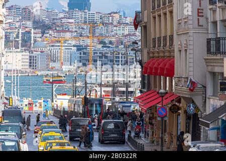 Istanbul - 01 GENNAIO: Vista di una delle principali strade di Istanbul con vita cittadina il 01 gennaio. 2020 in Turchia Foto Stock