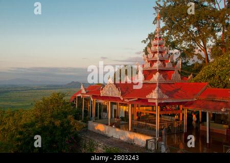 Mandalay, una città estesa di più di 1 milione di persone, fu fondata nel 1857 da re Mindon in coincidenza con un'antica profezia buddista. Si credeva che il Buddha di Gautama visitasse il sacro monte di Mandalay Hill con il suo discepolo Ananda, e proclamò che nel suo 2,4 00th anniversario della morte, una metropoli di insegnamento buddista sarebbe stata fondata ai piedi della collina. Foto Stock