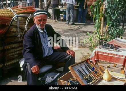 Samarcanda (Uzbek: Samarqand, da Sogdian: 'Forte di tono' o 'Città di roccia') è la seconda città più grande in Uzbekistan e la capitale della provincia di Samarqand. La città è nota per la sua posizione centrale sulla Via della Seta tra Cina e Occidente, e per essere un centro islamico per lo studio accademico. Nel 14th secolo divenne la capitale dell'impero di Timur (Tamerlane) ed è il luogo del suo mausoleo (il Gur-e Amir). La Moschea Bibi-Khanym rimane uno dei monumenti più importanti della città. Il Registan era l'antico centro della città. Foto Stock