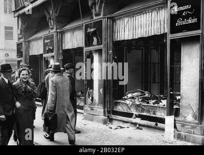 Kristallnacht o 'Crystal Night', chiamata anche Notte Del vetro Rotto, era un pogrom contro gli ebrei in tutta la Germania nazista e l'Austria che ha avuto luogo il 9-10 novembre 1938, eseguito da SA (Sturmabteilung o Brownshirts) forze paramilitari e civili tedeschi. Le autorità tedesche si sono esaminate senza intervenire. Il nome Kristallnacht deriva dalle barbe di vetro rotto che costellavano le strade dopo che i negozi, gli edifici e le sinagoghe di proprietà ebraica avevano le loro finestre schiacciate. Foto Stock