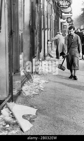 Kristallnacht o 'Crystal Night', chiamata anche Notte Del vetro Rotto, era un pogrom contro gli ebrei in tutta la Germania nazista e l'Austria che ha avuto luogo il 9-10 novembre 1938, eseguito da SA (Sturmabteilung o Brownshirts) forze paramilitari e civili tedeschi. Le autorità tedesche si sono esaminate senza intervenire. Il nome Kristallnacht deriva dalle barbe di vetro rotto che costellavano le strade dopo che i negozi, gli edifici e le sinagoghe di proprietà ebraica avevano le loro finestre schiacciate. Foto Stock