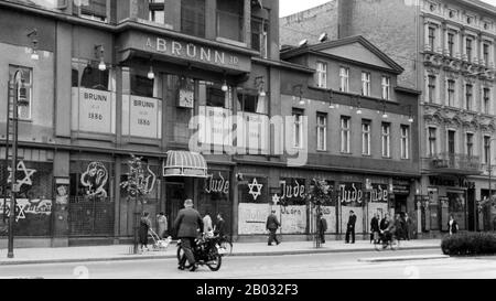 Kristallnacht o 'Crystal Night', chiamata anche Notte Del vetro Rotto, era un pogrom contro gli ebrei in tutta la Germania nazista e l'Austria che ha avuto luogo il 9-10 novembre 1938, eseguito da SA (Sturmabteilung o Brownshirts) forze paramilitari e civili tedeschi. Le autorità tedesche si sono esaminate senza intervenire. Il nome Kristallnacht deriva dalle barbe di vetro rotto che costellavano le strade dopo che i negozi, gli edifici e le sinagoghe di proprietà ebraica avevano le loro finestre schiacciate. Foto Stock