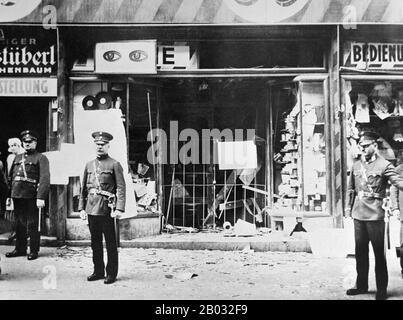 Kristallnacht o 'Crystal Night', chiamata anche Notte Del vetro Rotto, era un pogrom contro gli ebrei in tutta la Germania nazista e l'Austria che ha avuto luogo il 9-10 novembre 1938, eseguito da SA (Sturmabteilung o Brownshirts) forze paramilitari e civili tedeschi. Le autorità tedesche si sono esaminate senza intervenire. Il nome Kristallnacht deriva dalle barbe di vetro rotto che costellavano le strade dopo che i negozi, gli edifici e le sinagoghe di proprietà ebraica avevano le loro finestre schiacciate. Foto Stock