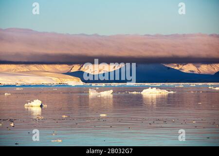 Guardando verso l'isola di Anvers al tramonto dal canale Lemaire, l'Antartide. Foto Stock