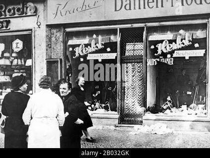 Kristallnacht o 'Crystal Night', chiamata anche Notte Del vetro Rotto, era un pogrom contro gli ebrei in tutta la Germania nazista e l'Austria che si svolse il 9-10 novembre 1938, eseguito da forze paramilitari di SA e civili tedeschi. Le autorità tedesche si sono esaminate senza intervenire. Il nome Kristallnacht deriva dalle barbe di vetro rotto che costellavano le strade dopo che i negozi, gli edifici e le sinagoghe di proprietà ebraica avevano le loro finestre schiacciate. Foto Stock