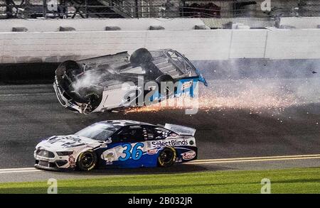 Daytona, Stati Uniti. 18th Feb, 2020. David Ragan (36) manovre da parte della vettura invertita di Ryan Newman al traguardo della 62nd Daytona 500, il Lunedi, 17 febbraio 2020 a Daytona, Florida. Foto di Edwin Locke/UPI Credit: UPI/Alamy Live News Foto Stock