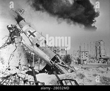 La battaglia di Stalingrado (23 agosto 1942 – 2 febbraio 1943) fu una grande battaglia sul fronte orientale della seconda guerra mondiale in cui la Germania nazista e i suoi alleati combatterono contro l'Unione Sovietica per il controllo della città di Stalingrado (ora Volgograd) nella Russia meridionale, Vicino al confine orientale dell'Europa. Caratterizzato da combattimenti ravvicinati e attacchi diretti contro i civili da incursioni aeree, è spesso considerato uno dei più grandi (quasi 2,2 milioni di persone) e sanguinosi (1,7–2 milioni di feriti, uccisi o catturati) battaglie nella storia della guerra. Le pesanti perdite inflitte alla Wehrmach tedesca Foto Stock