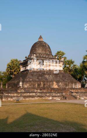 Laos: Costruito nel 1504, il Watermelon Stupa mostra influenze singalesi (Sri Lanka), Wat Thakmo (quel Pathum), Luang Prabang. Luang Prabang era precedentemente la capitale di un regno dello stesso nome. Fino all'acquisizione comunista nel 1975, fu la capitale reale e sede del governo del Regno del Laos. La città è oggi patrimonio dell'umanità dell'UNESCO. Foto Stock