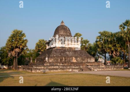 Laos: Costruito nel 1504, il Watermelon Stupa mostra influenze singalesi (Sri Lanka), Wat Thakmo (quel Pathum), Luang Prabang. Luang Prabang era precedentemente la capitale di un regno dello stesso nome. Fino all'acquisizione comunista nel 1975, fu la capitale reale e sede del governo del Regno del Laos. La città è oggi patrimonio dell'umanità dell'UNESCO. Foto Stock