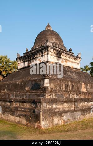 Laos: Costruito nel 1504, il Watermelon Stupa mostra influenze singalesi (Sri Lanka), Wat Thakmo (quel Pathum), Luang Prabang. Luang Prabang era precedentemente la capitale di un regno dello stesso nome. Fino all'acquisizione comunista nel 1975, fu la capitale reale e sede del governo del Regno del Laos. La città è oggi patrimonio dell'umanità dell'UNESCO. Foto Stock