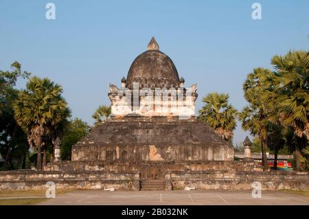 Laos: Costruito nel 1504, il Watermelon Stupa mostra influenze singalesi (Sri Lanka), Wat Thakmo (quel Pathum), Luang Prabang. Luang Prabang era precedentemente la capitale di un regno dello stesso nome. Fino all'acquisizione comunista nel 1975, fu la capitale reale e sede del governo del Regno del Laos. La città è oggi patrimonio dell'umanità dell'UNESCO. Foto Stock