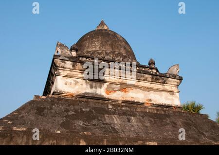 Laos: Costruito nel 1504, il Watermelon Stupa mostra influenze singalesi (Sri Lanka), Wat Thakmo (quel Pathum), Luang Prabang. Luang Prabang era precedentemente la capitale di un regno dello stesso nome. Fino all'acquisizione comunista nel 1975, fu la capitale reale e sede del governo del Regno del Laos. La città è oggi patrimonio dell'umanità dell'UNESCO. Foto Stock