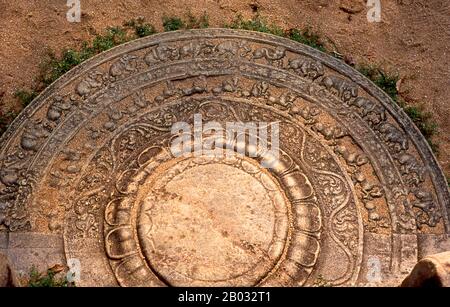 Sandakada pahana è una lastra di pietra semicircolare finemente scolpita, solitamente posta in fondo alle scale e agli ingressi ed è una caratteristica unica dell'architettura singalese dell'antico Sri Lanka. Simboleggia il ciclo di Saṃsāra nel buddismo. La Sala del pubblico fu costruita da Re Parakramabahu il Grande (1123 - 1186). Polonnaruwa, il secondo più antico dei regni dello Sri Lanka, fu dichiarato per la prima volta capitale dal re Vijayabahu i, che sconfisse gli invasori di Chola nel 1070 per riunire il paese sotto un leader nazionale. Foto Stock