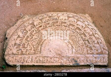 Sandakada pahana è una lastra di pietra semicircolare finemente scolpita, solitamente posta in fondo alle scale e agli ingressi ed è una caratteristica unica dell'architettura singalese dell'antico Sri Lanka. Simboleggia il ciclo di Saṃsāra nel buddismo. Vatadage è un tipo di struttura buddista che si trova nello Sri Lanka. È anche conosciuto come dage, thupagara e cetiyagara. I Vatadages sono stati costruiti intorno a piccoli stupa per la loro protezione, che spesso ha consacrato una reliquia o sono stati costruiti su terra odiata. Polonnaruwa, la seconda più antica dei regni dello Sri Lanka, fu dichiarata per la prima volta la capitale da re Foto Stock