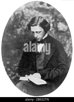 Charles Lutwidge Dodgson (27 gennaio 1832 – 14 gennaio 1898), meglio conosciuto con il suo nome di penna Lewis Carroll, è stato uno scrittore inglese, matematico, logico, diacono anglicano e fotografo. I suoi scritti più famosi sono Alice's Adventures in Wonderland, il suo sequel Attraverso Il Looking-Glass, che include il poema Jabberwocky, e il poema The Hunting of the Snark, tutti gli esempi del genere di assurdità letterarie. È noto per la sua struttura di gioco di parole, logica e fantasia. Ci sono società in molte parti del mondo dedicate al godimento e alla promozione delle sue opere e all'indagine Foto Stock