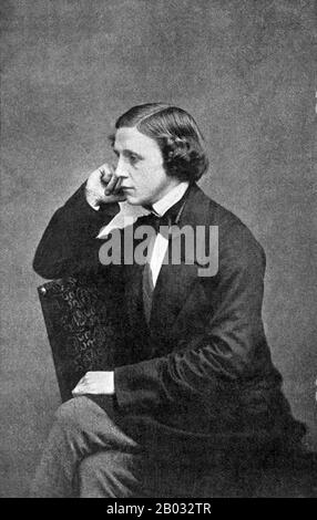 Charles Lutwidge Dodgson (27 gennaio 1832 – 14 gennaio 1898), meglio conosciuto con il suo nome di penna Lewis Carroll, è stato uno scrittore inglese, matematico, logico, diacono anglicano e fotografo. I suoi scritti più famosi sono Alice's Adventures in Wonderland, il suo sequel Attraverso Il Looking-Glass, che include il poema Jabberwocky, e il poema The Hunting of the Snark, tutti gli esempi del genere di assurdità letterarie. È noto per la sua struttura di gioco di parole, logica e fantasia. Ci sono società in molte parti del mondo dedicate al godimento e alla promozione delle sue opere e all'indagine Foto Stock