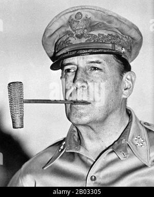 General of the Army Douglas MacArthur (26 gennaio 1880 – 5 aprile 1964) è stato un generale e maresciallo americano dell'esercito filippino. Fu Capo Di Stato Maggiore dell'esercito degli Stati Uniti durante il 1930s e svolse un ruolo di primo piano nel teatro del Pacifico durante la seconda guerra mondiale Ha ricevuto la Medaglia D'Onore per il suo servizio nella Campagna delle Filippine. Arthur MacArthur, Jr. E Douglas MacArthur furono il primo padre e figlio a ricevere la medaglia. Fu uno dei cinque uomini che mai salì al rango di generale dell'esercito nell'esercito degli Stati Uniti, e l'unico uomo a diventare mai un campo marsha Foto Stock