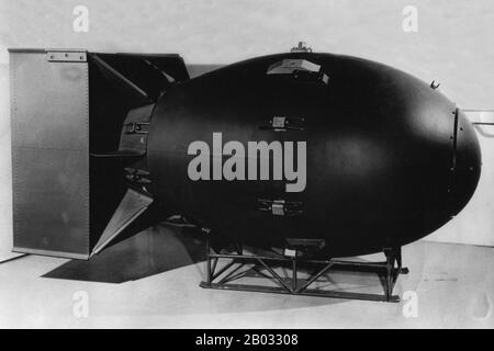 'Fat Man' era il nome in codice per il tipo di bomba atomica che è stato detonated sopra la città giapponese di Nagasaki dagli Stati Uniti il 9 agosto 1945. Era la seconda delle uniche due armi nucleari mai usate in guerra, la prima era 'Little Boy', e la sua detonazione segnò la terza esplosione nucleare mai fatta dall'uomo nella storia. È stato costruito da scienziati e ingegneri presso il laboratorio di Los Alamos utilizzando plutonio dal sito di Hanford e rilasciato dal Boeing B-29 Superfortress Bockscar. Foto Stock