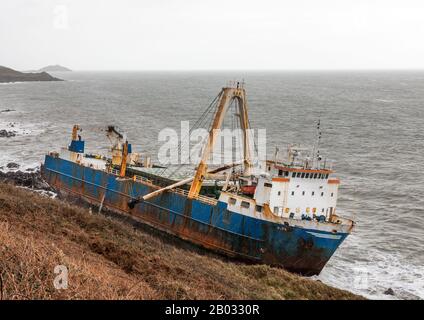 Ballycotton, Cork, Irlanda. 18th febbraio 2020. Relitto della nave fantasma MV alta, che è stato guidato in aground durante la tempesta Dennis vicino Ballycotton, Co. Cork, Irlanda. Il freighter da 77 metri ha fatto la prima notizia nell'ottobre 2018, quando la Guardia Costiera americana ha salvato il suo equipaggio a bordo della nave per disabili a 1.380 miglia a sud-est delle Bermuda. Da allora è stata abbandonata e abbandonata per un anno e mezzo ed è stata l'ultima volta individuata al largo della costa occidentale dell'Africa nel settembre 2019. - Credito; David Creedon / Alamy Live News Foto Stock