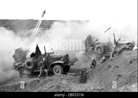 L'invasione di Iwo Jima iniziò il 19 febbraio 1945 e continuò fino al 27 marzo 1945. La battaglia è stata una grande iniziativa della campagna del Pacifico della seconda guerra mondiale L'invasione marina è stata incaricata della missione di catturare i campi aerei sull'isola, che fino a quel momento aveva harried le missioni di bombardamento degli Stati Uniti a Tokyo. Una volta che le basi furono assicurate, potrebbero allora essere d'uso nell'invasione imminente della terraferma giapponese. La battaglia fu segnata da alcuni dei più feroci combattimenti della guerra. Le posizioni imperiali dell'esercito giapponese sull'isola furono fortemente fortificate, con vasti bunker, arte nascosta Foto Stock