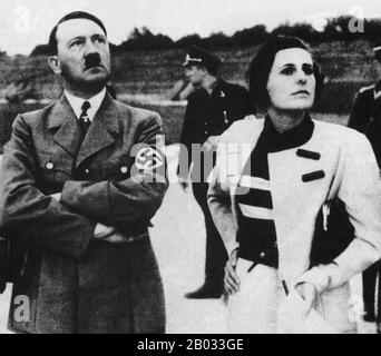 Helene Bertha Amalie 'Leni' Riefenstahl (22 agosto 1902 – 8 settembre 2003) è stato un . Adolf Hitler (20 aprile 1889 – 30 aprile 1945) è stato un politico tedesco di origine austriaca, leader del partito nazista (NSDAP), cancelliere della Germania dal 1933 al 1945, e Fuhrer (leader) della Germania nazista dal 1934 al 1945. Come dittatore della Germania nazista iniziò la seconda guerra mondiale in Europa ed era una figura centrale dell'Olocausto. Foto Stock